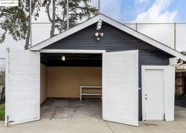 1076 61St St, Oakland, CA 94608