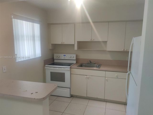 844 SW 10th St, Hallandale Beach, FL 33009