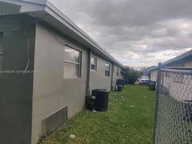 844 SW 10th St, Hallandale Beach, FL 33009