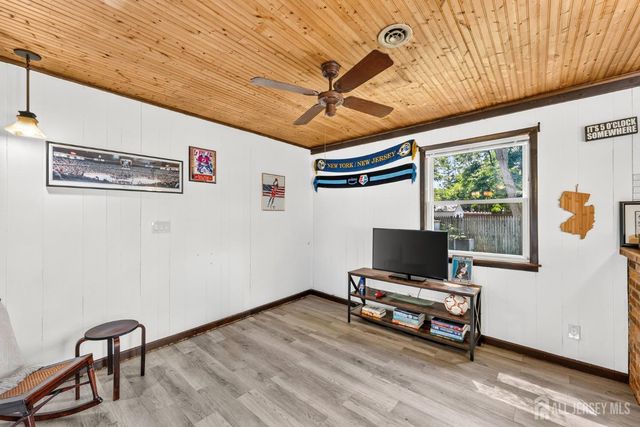 29 Lynn Avenue, Middlesex, NJ 08846