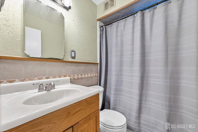 29 Lynn Avenue, Middlesex, NJ 08846
