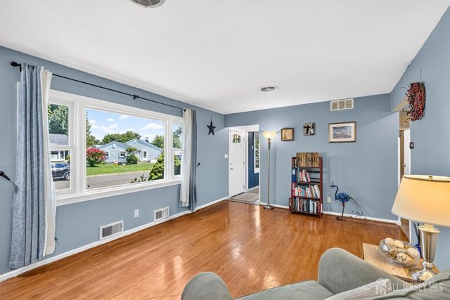 29 Lynn Avenue, Middlesex, NJ 08846