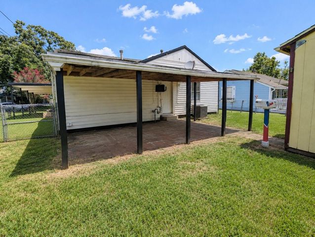 736 Kyle Street, Angleton, TX 77515