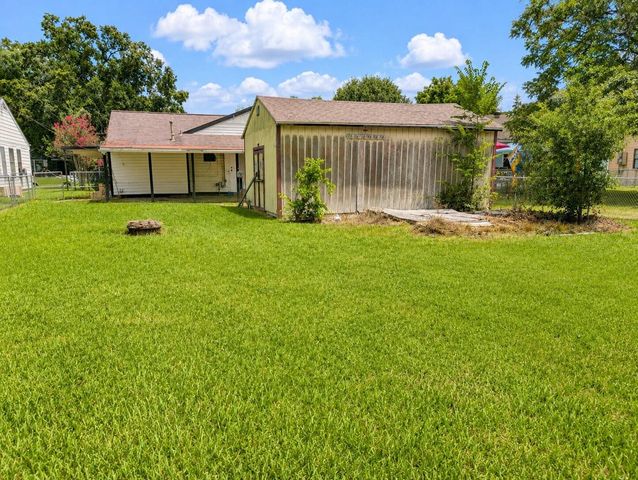 736 Kyle Street, Angleton, TX 77515