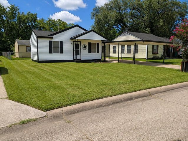 736 Kyle Street, Angleton, TX 77515