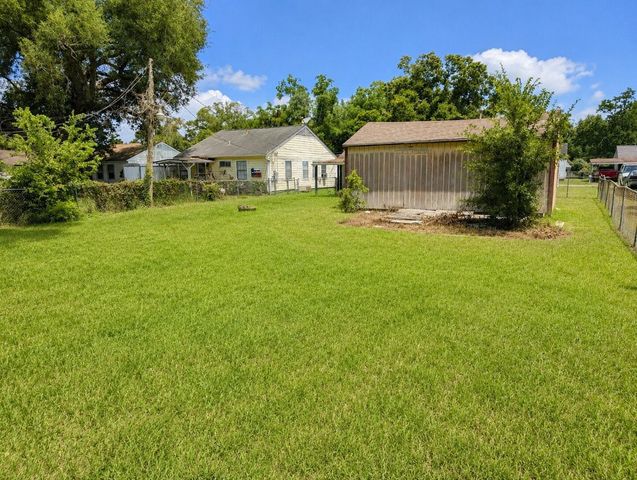736 Kyle Street, Angleton, TX 77515