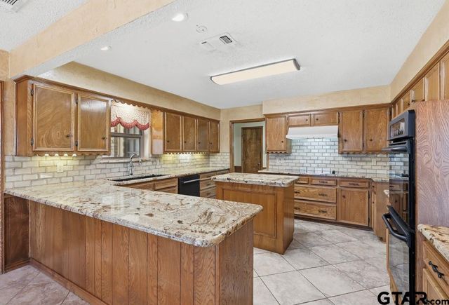 810 W Pine St, Winnsboro, TX 75494