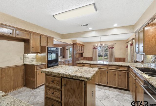 810 W Pine St, Winnsboro, TX 75494