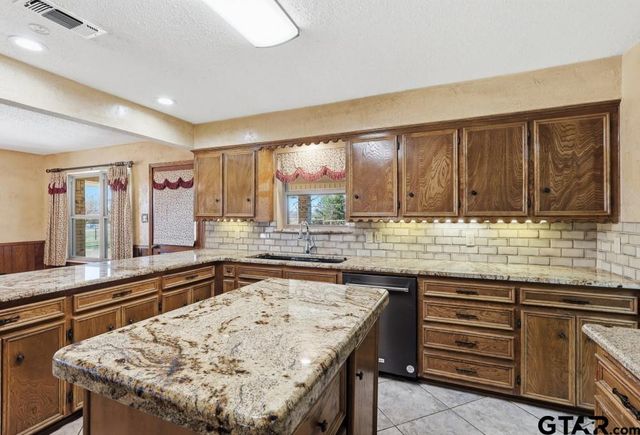 810 W Pine St, Winnsboro, TX 75494