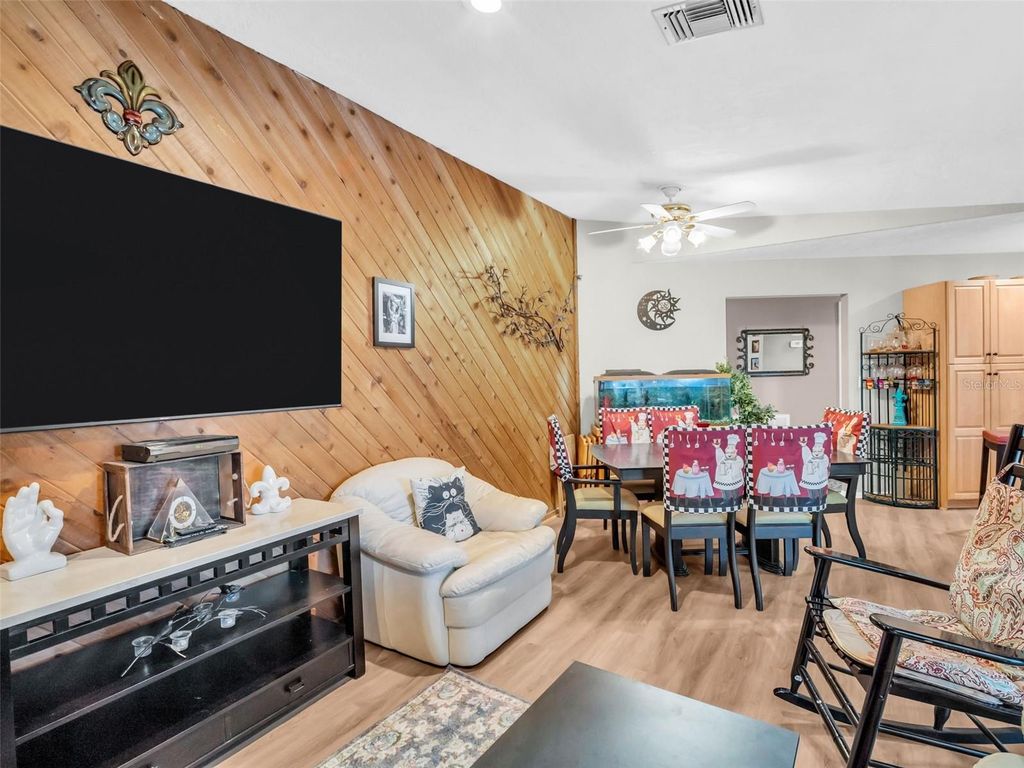 Image 15 of property listing at 3061 ALT 19, Palm Harbor, FL 34683