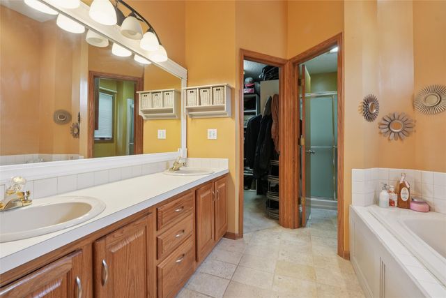 1824 NW 90th Street, Clive, IA 50325