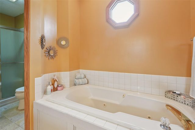 1824 NW 90th Street, Clive, IA 50325