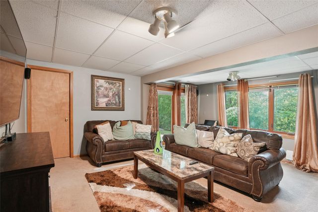 1824 NW 90th Street, Clive, IA 50325