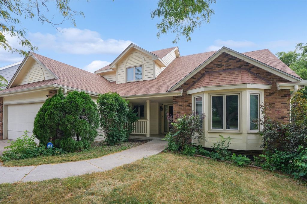 1824 NW 90th Street, Clive, IA 50325