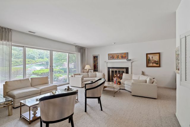 4 Oak Brook Club Drive F102, Oak Brook, IL 60523