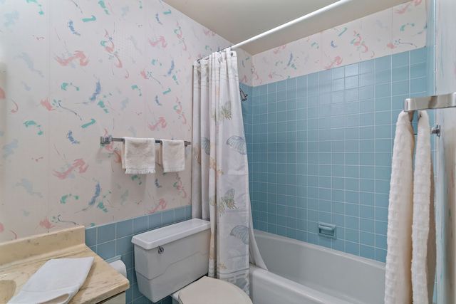 4 Oak Brook Club Drive F102, Oak Brook, IL 60523