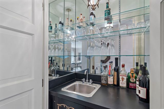 4 Oak Brook Club Drive F102, Oak Brook, IL 60523