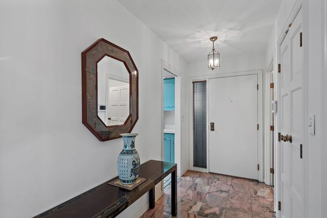 4 Oak Brook Club Drive F102, Oak Brook, IL 60523