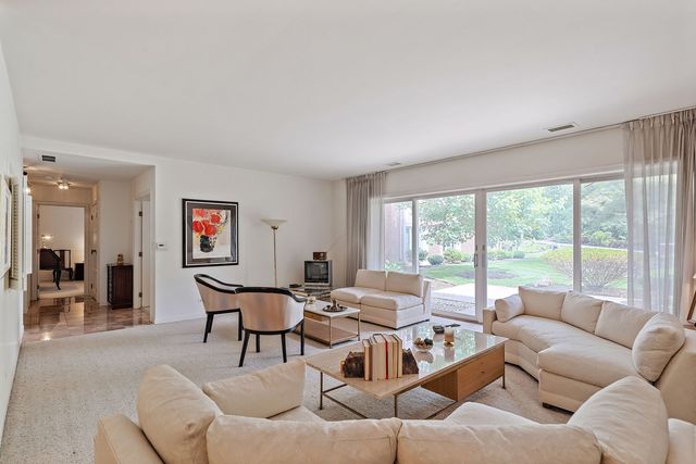 4 Oak Brook Club Drive F102, Oak Brook, IL 60523