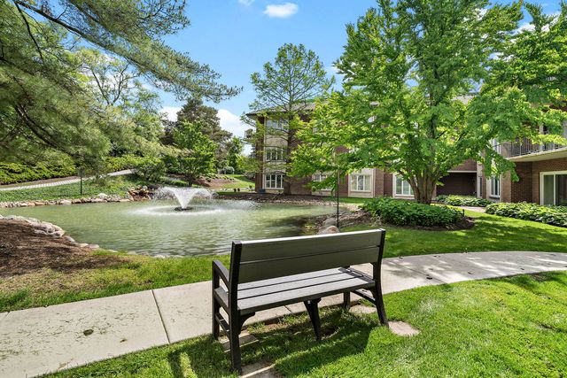 4 Oak Brook Club Drive F102, Oak Brook, IL 60523