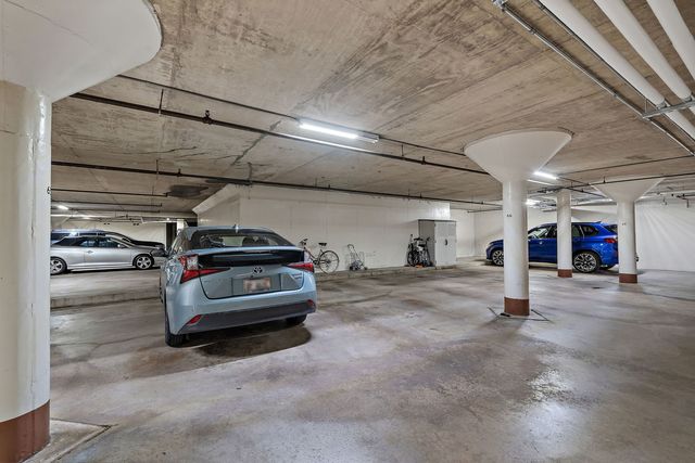 4 Oak Brook Club Drive F102, Oak Brook, IL 60523