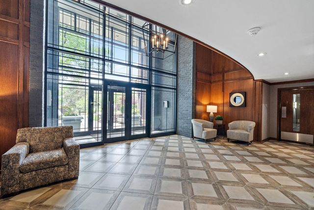 4 Oak Brook Club Drive F102, Oak Brook, IL 60523