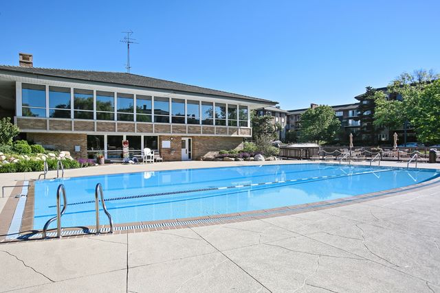 4 Oak Brook Club Drive F102, Oak Brook, IL 60523