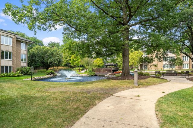 4 Oak Brook Club Drive F102, Oak Brook, IL 60523