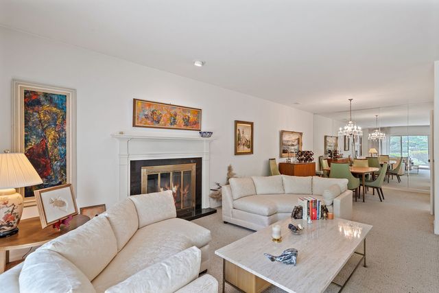 4 Oak Brook Club Drive F102, Oak Brook, IL 60523