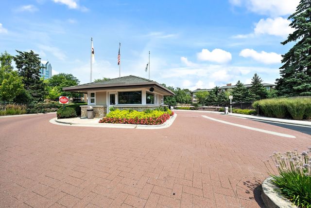 4 Oak Brook Club Drive F102, Oak Brook, IL 60523