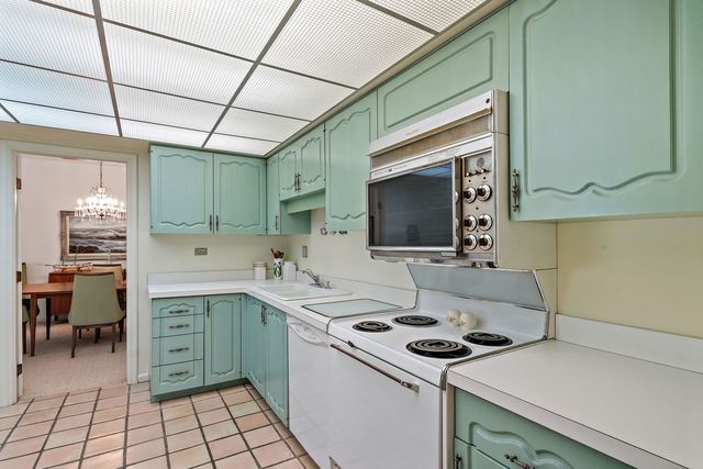 4 Oak Brook Club Drive F102, Oak Brook, IL 60523