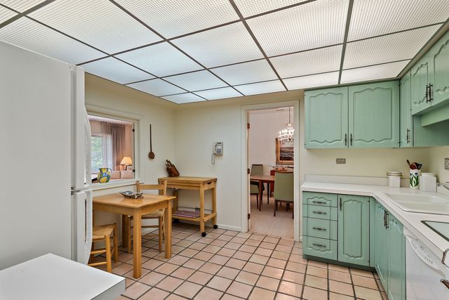 4 Oak Brook Club Drive F102, Oak Brook, IL 60523