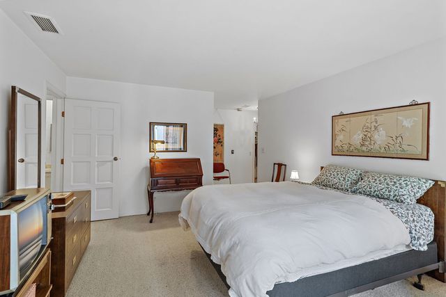 4 Oak Brook Club Drive F102, Oak Brook, IL 60523