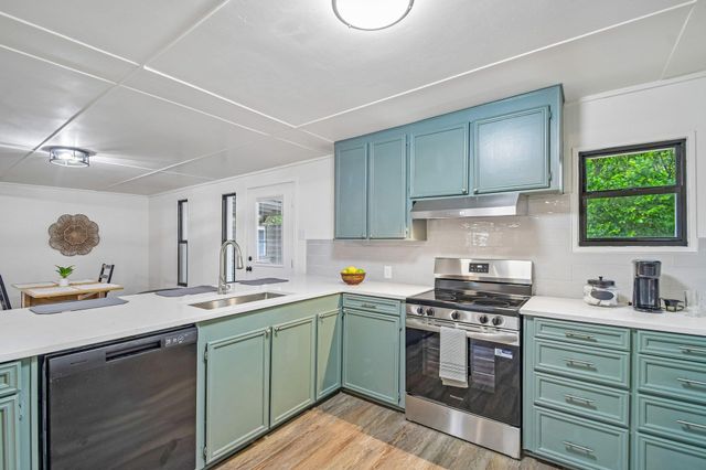 605 Bishop ST, Smithville, TX 78957