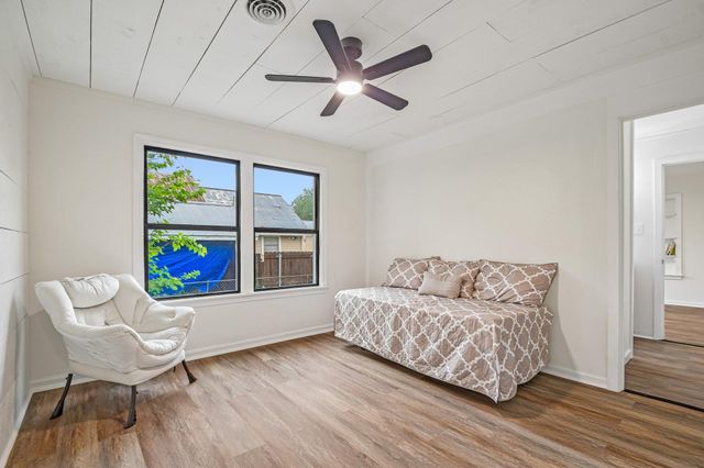 605 Bishop ST, Smithville, TX 78957