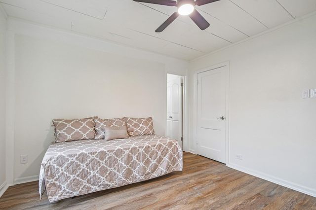 605 Bishop ST, Smithville, TX 78957
