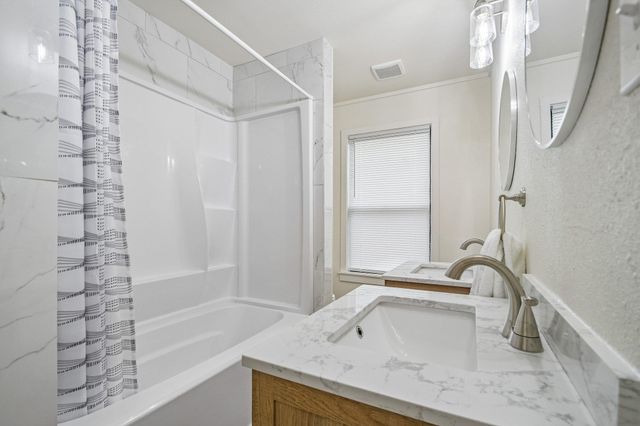 605 Bishop ST, Smithville, TX 78957