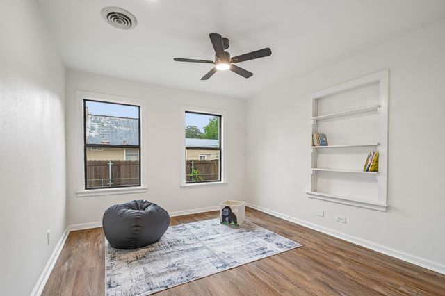 605 Bishop ST, Smithville, TX 78957