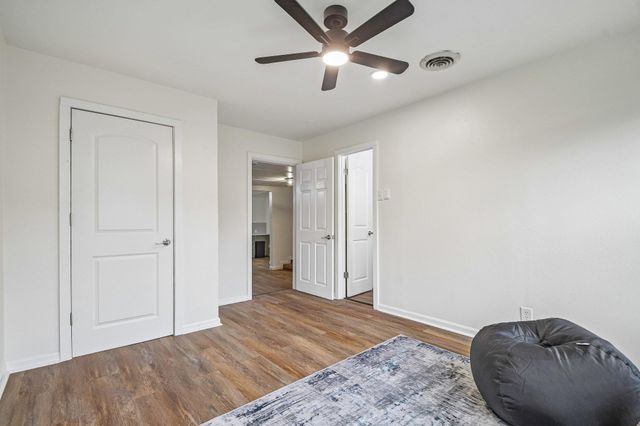 605 Bishop ST, Smithville, TX 78957