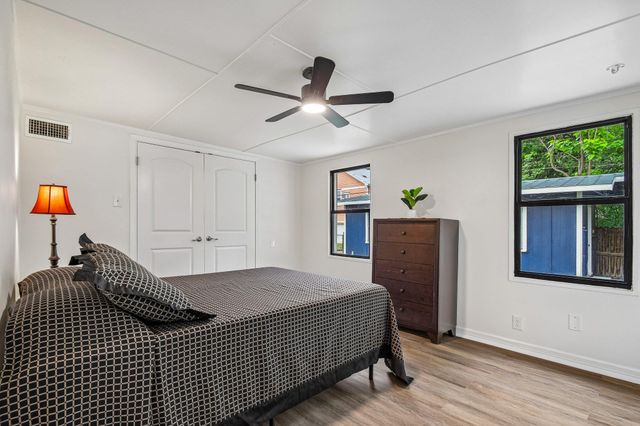 605 Bishop ST, Smithville, TX 78957