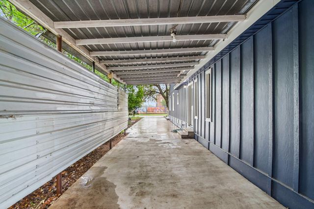 605 Bishop ST, Smithville, TX 78957