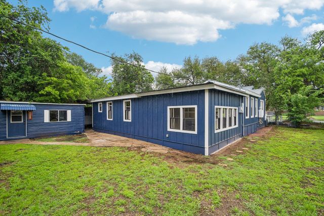 605 Bishop ST, Smithville, TX 78957