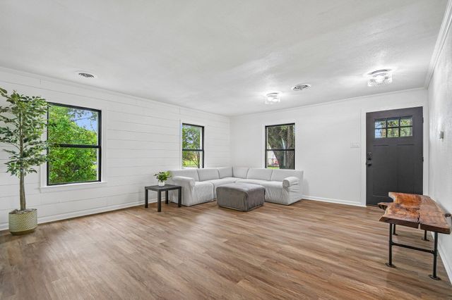 605 Bishop ST, Smithville, TX 78957