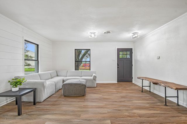 605 Bishop ST, Smithville, TX 78957