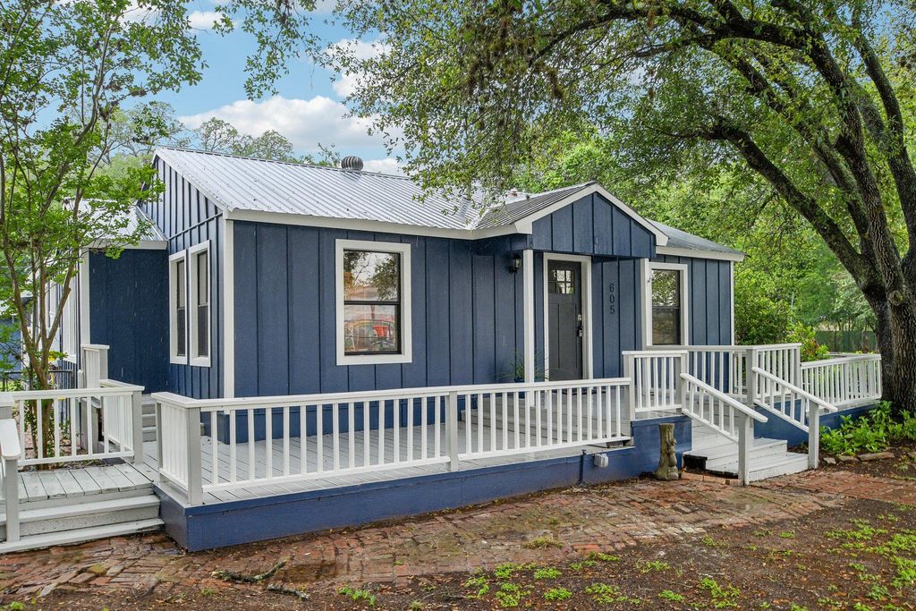 605 Bishop ST, Smithville, TX 78957