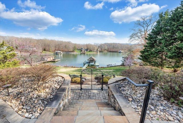 308 Pine DR, Huddleston, VA 24104