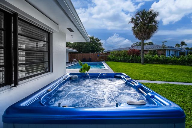 1250 SE 10TH Street, Deerfield Beach, FL 33441