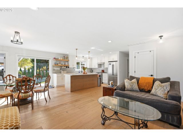 5840 Sw BURMA Rd, Lake Oswego, OR 97035