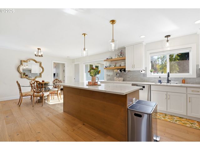 5840 Sw BURMA Rd, Lake Oswego, OR 97035