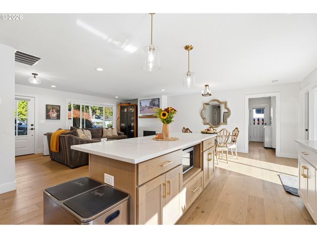 5840 Sw BURMA Rd, Lake Oswego, OR 97035